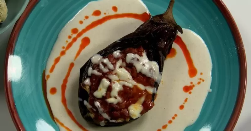 Баклажаны, фаршированные говяжьим фаршем и с соусом «бешамель»