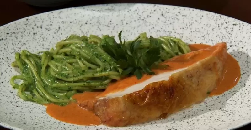 Запечённая курица и спагетти с зелёным соусом