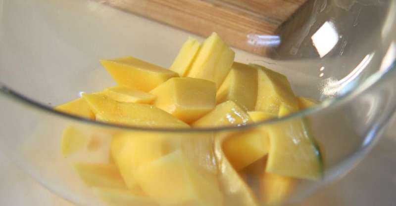 Тайский салат с курицей и манго