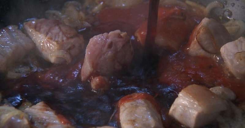 Гуляш из свинины с картофелем и шампиньонами