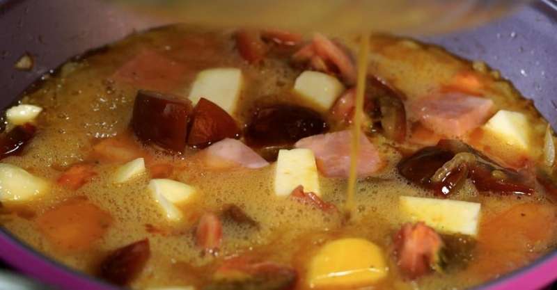 Омлет с халуми, помидорами, ветчиной и мятой