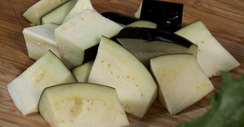 Салат тёплый с баклажаном, халуми с заправкой из наршараба