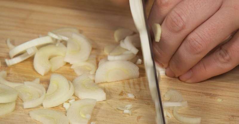 Куриная грудка с грибным соусом и салат с редисом