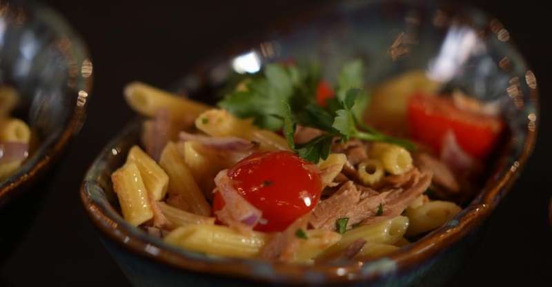 Салат с пастой и тунцом