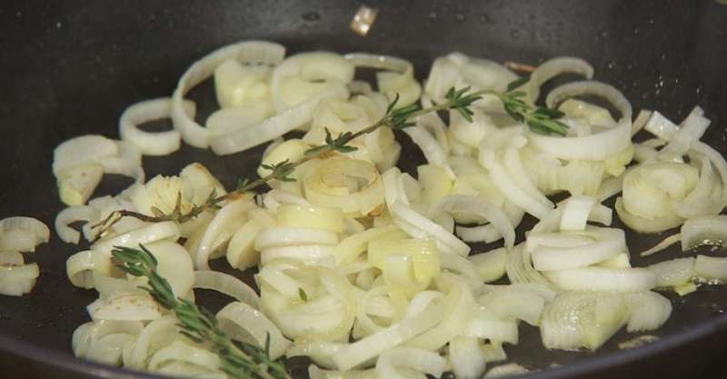 Куриная грудка с грибным соусом и салат с редисом