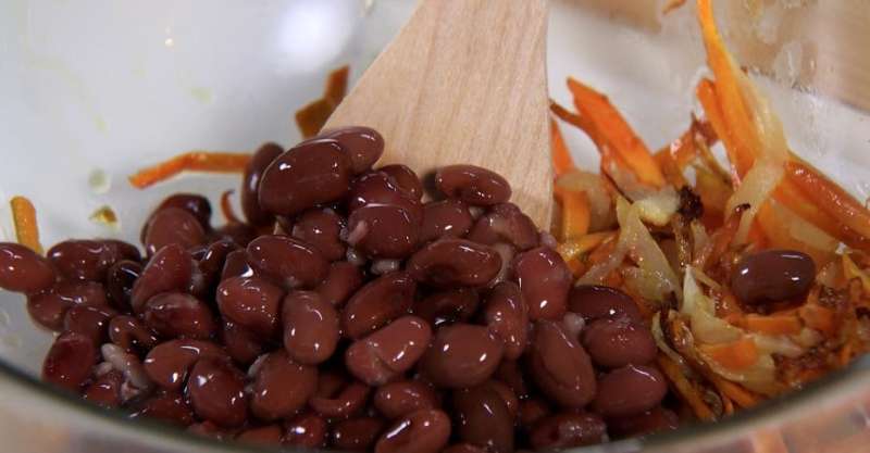 Салат с фасолью, грибами и овощами