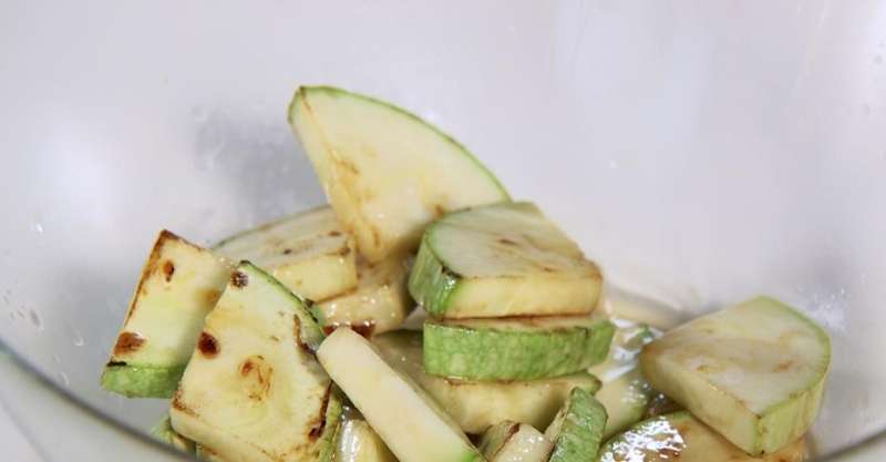 Салат с фасолью и кабачками