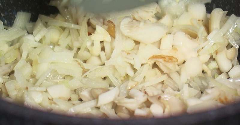 Ризотто Том Ям и десерт из рисовой бумаги