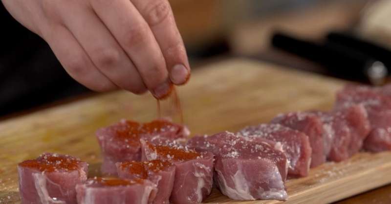 Глазированные медальоны и салат