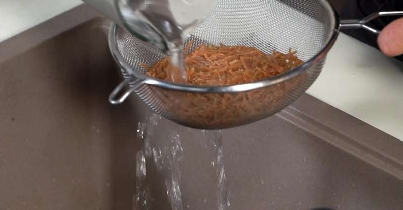 Салат с жареной вермишелью