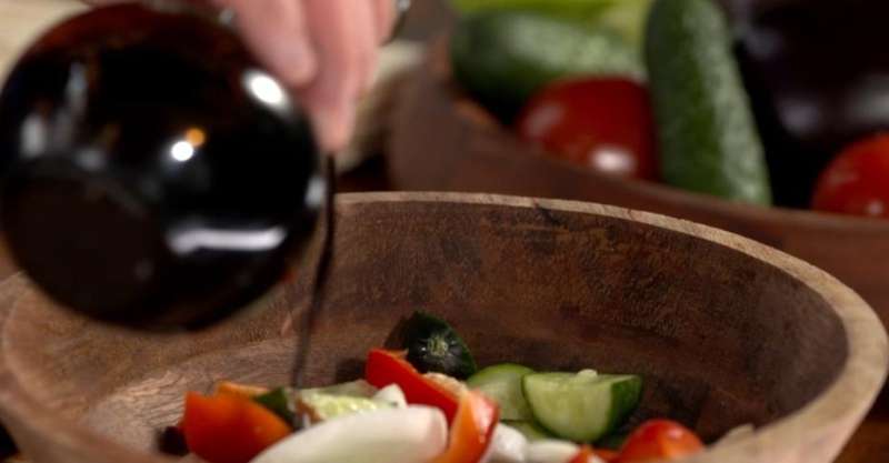 Глазированные медальоны и салат