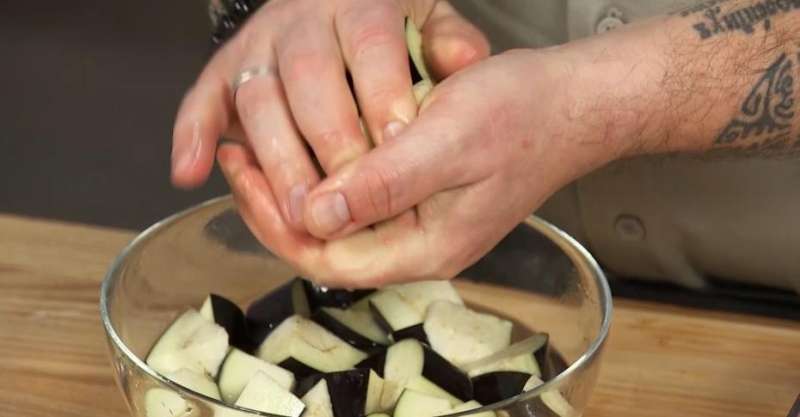 Салат с баклажанами и битыми огурцами