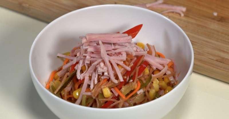 Салат с жареной вермишелью