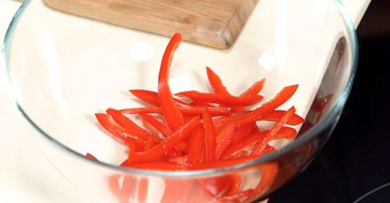 Салат с жареной вермишелью