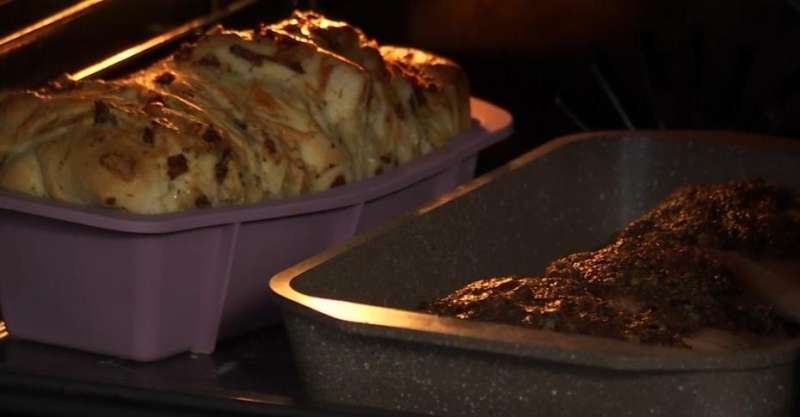 Лосось с соусом из оливок