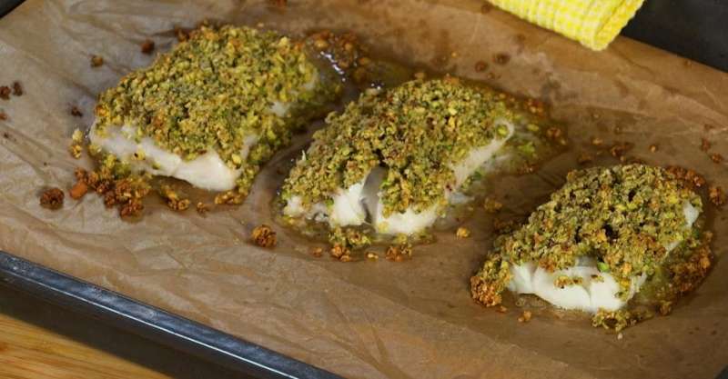 Белая рыба с фисташками и сливочным соусом с хреном