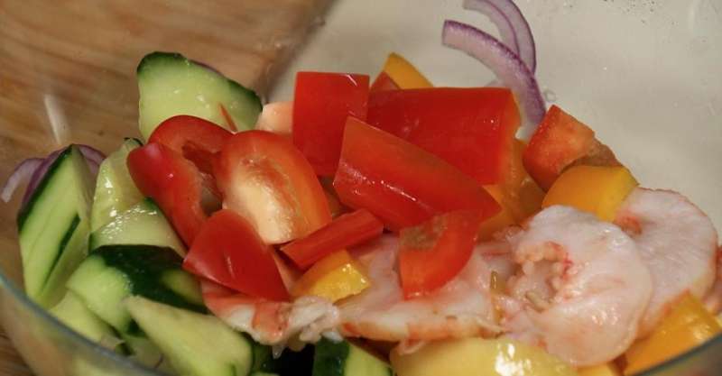 Салат с манго и креветками