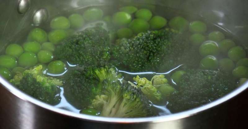 Белая рыба с фисташками и сливочным соусом с хреном