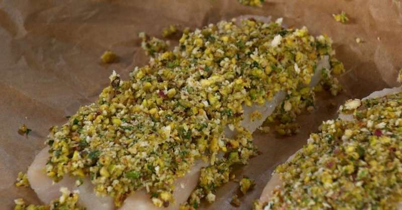 Белая рыба с фисташками и сливочным соусом с хреном