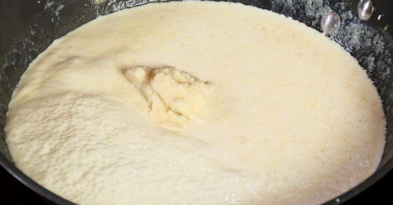 Белая рыба с фисташками и сливочным соусом с хреном