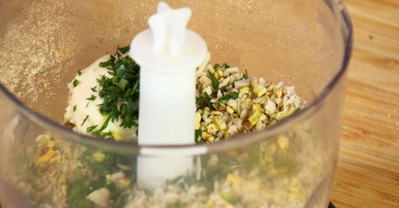 Белая рыба с фисташками и сливочным соусом с хреном