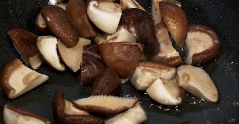 Жаркое из свинины с картофелем и грибами шиитаке