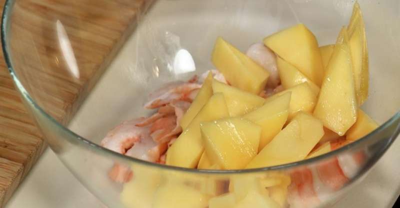 Салат с манго и креветками