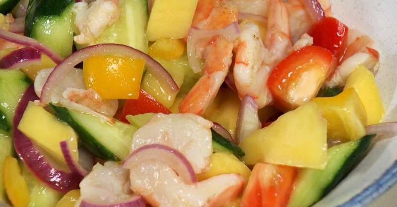 Салат с манго и креветками