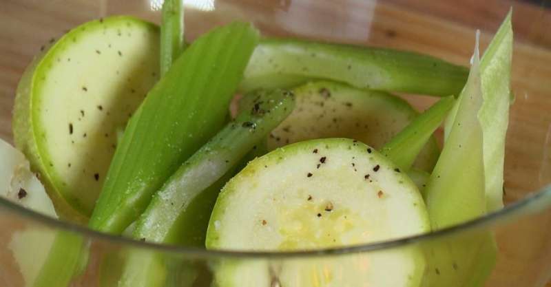 Белая рыба с фисташками и сливочным соусом с хреном