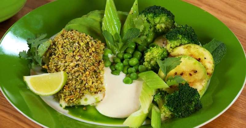 Белая рыба с фисташками и сливочным соусом с хреном