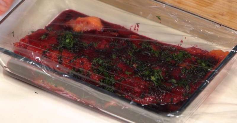 Форель, маринованная со свекольным соком