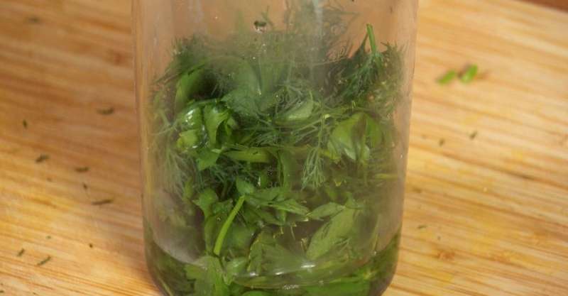 Белая рыба с фисташками и сливочным соусом с хреном