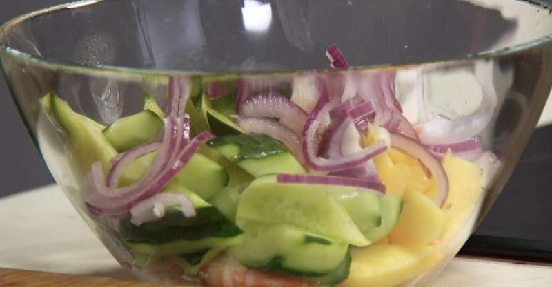 Салат с манго и креветками