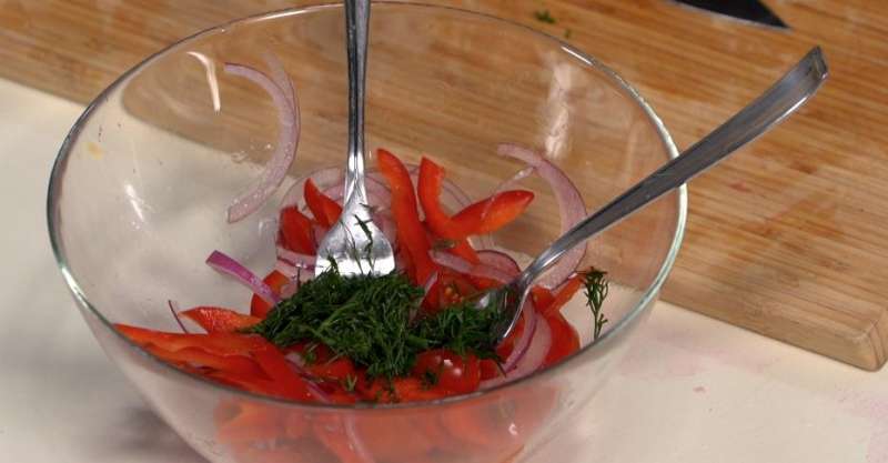 Форель, маринованная со свекольным соком