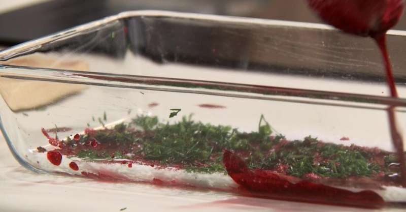 Форель, маринованная со свекольным соком