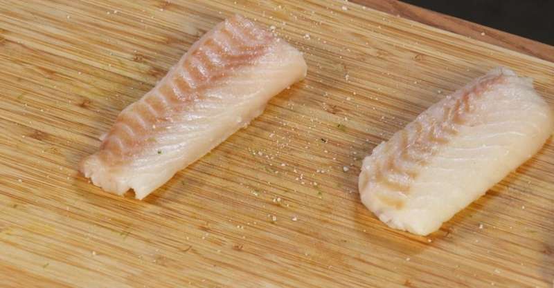 Белая рыба с фисташками и сливочным соусом с хреном