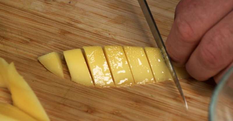 Салат с манго и креветками