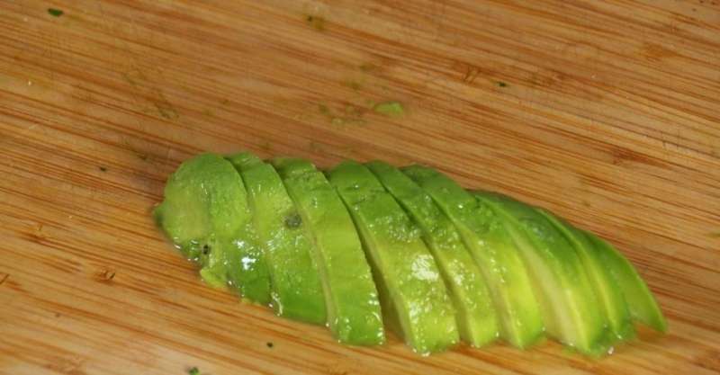 Белая рыба с фисташками и сливочным соусом с хреном