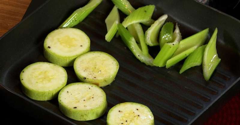 Белая рыба с фисташками и сливочным соусом с хреном