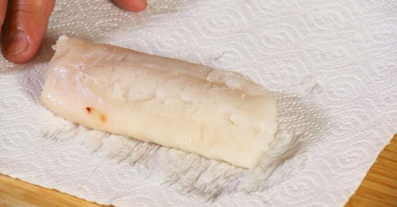 Белая рыба с фисташками и сливочным соусом с хреном