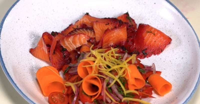 Форель, маринованная со свекольным соком