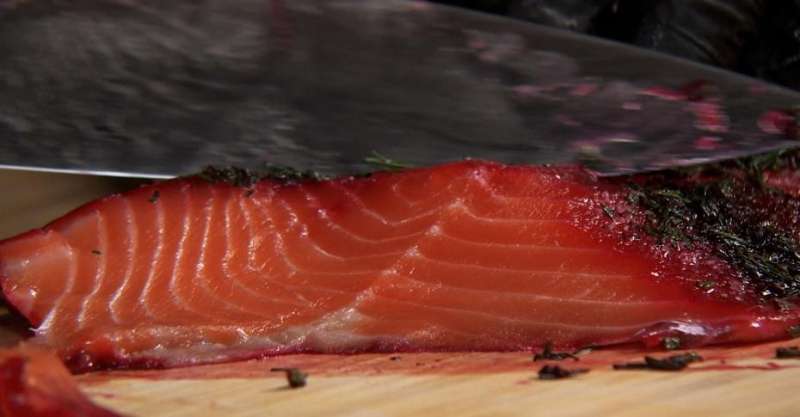 Форель, маринованная со свекольным соком