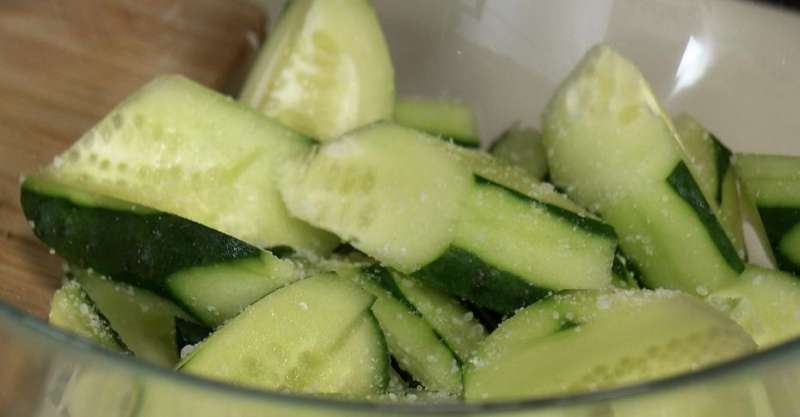 Салат с манго и креветками