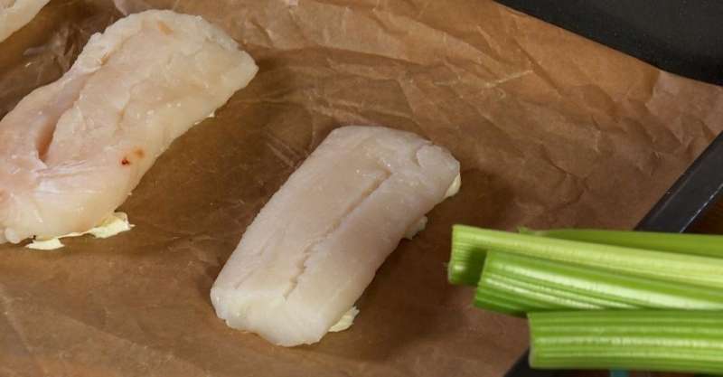 Белая рыба с фисташками и сливочным соусом с хреном