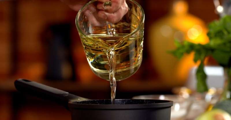 Белая рыба с фисташками и сливочным соусом с хреном