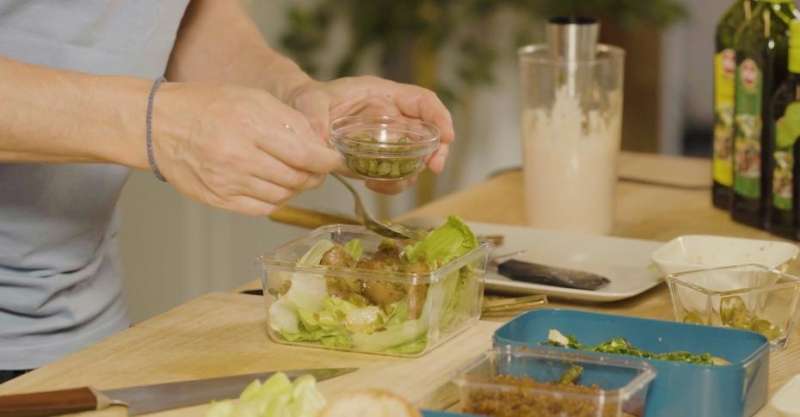 Салат нисуаз с перцем халапеньо