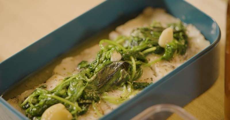 Жареный минтай со шпинатом