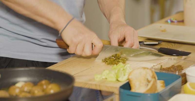 Салат нисуаз с перцем халапеньо