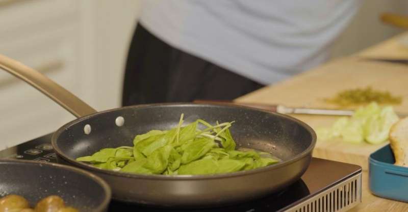 Жареный минтай со шпинатом