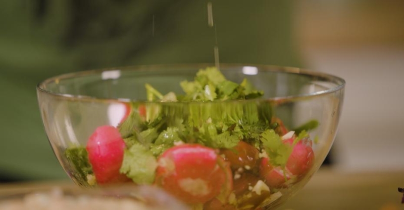 Пряный салат из битого редиса